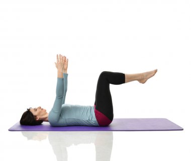 Anne kadın doğum sonrası egzersiz yaparken egzersiz. Ellerde ve spor ve egzersizler işe germe kadın fitness eğitmeni
