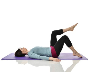 Anne kadın doğum sonrası egzersiz yaparken egzersiz. Ellerde ve spor ve egzersizler işe germe kadın fitness eğitmeni