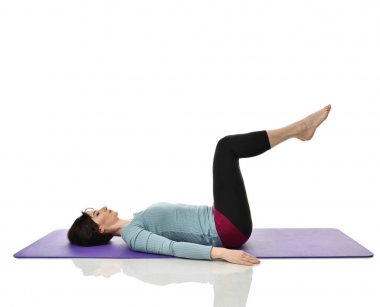 Anne kadın doğum sonrası egzersiz yaparken egzersiz. Ellerde ve spor ve egzersizler işe germe kadın fitness eğitmeni