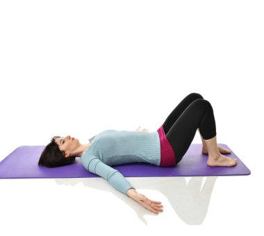 Anne kadın doğum sonrası egzersiz yaparken egzersiz. Ellerde ve spor ve egzersizler işe germe kadın fitness eğitmeni