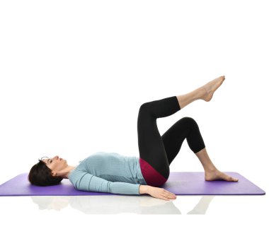 Anne kadın doğum sonrası egzersiz yaparken egzersiz. Ellerde ve spor ve egzersizler işe germe kadın fitness eğitmeni