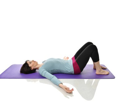 Anne kadın doğum sonrası egzersiz yaparken egzersiz. Ellerde ve spor ve egzersizler işe germe kadın fitness eğitmeni