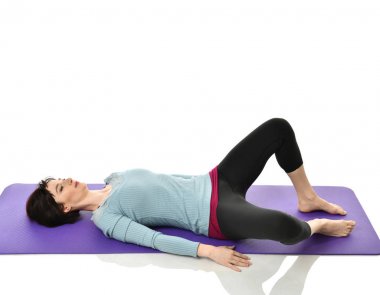 Anne kadın doğum sonrası egzersiz yaparken egzersiz. Ellerde ve spor ve egzersizler işe germe kadın fitness eğitmeni