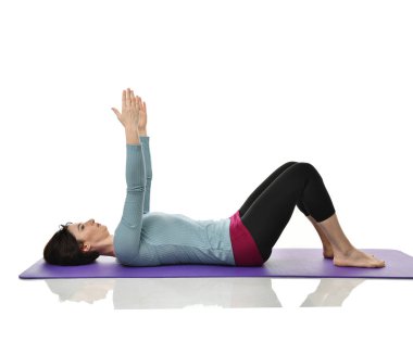 Anne kadın doğum sonrası egzersiz yaparken egzersiz. Ellerde ve spor ve egzersizler işe germe kadın fitness eğitmeni