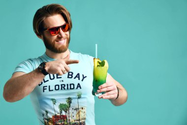 Margarita kokteyl içki suyu işaret eden bir parmağa kameraya gülümseyen mutlu genç adam