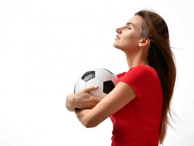 Kırmızı üniformalı kadın oyuncunun elinde futbol topu köşe closeup kompozisyon beyaz zemin üzerine bakarak kutluyor