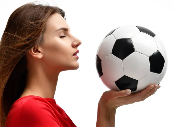 Mujer jugador en uniforme rojo celebrar pelota de fútbol celebrando mirando a la esquina composición de primer plano sobre fondo blanco —  Fotos de Stock