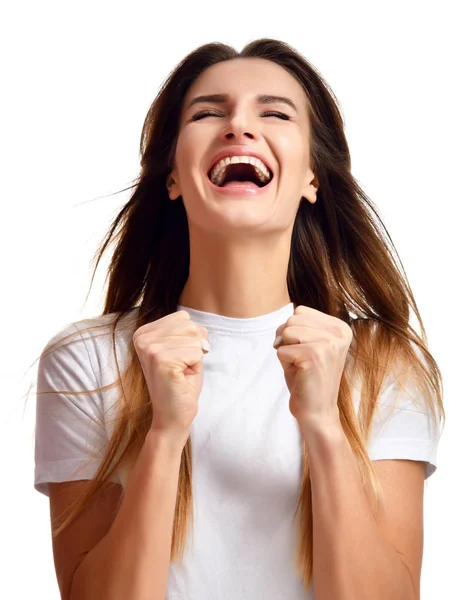 Mujer morena haciendo un gesto ganador feliz riendo emocionada mirando hacia arriba con los ojos cerrados — Foto de Stock