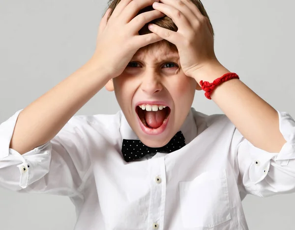 Joven colegial gritando y llorando de cerca en gris —  Fotos de Stock