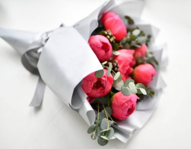Buket kırmızı pembe peony çiçek yeşil gri yapraklar
