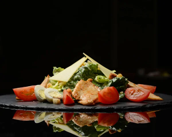 Salada de césar com croutons peito de frango grelhado queijo parmesão ralado e alface cos com molho em prato de pedra — Fotografia de Stock