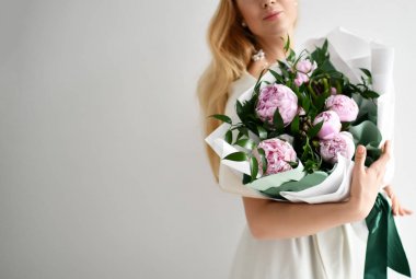 Güzel kadın rustik buket pembe peonies çiçek mutlu gri gülümseyen tutun 