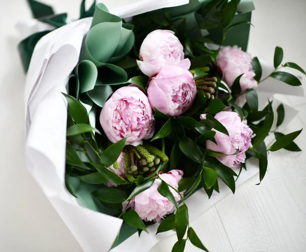 葉の緑とピンクの牡丹の花の花束 — ストック写真