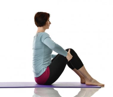 Anne kadın doğum sonrası egzersiz yaparken egzersiz. Kadın fitness eğitmeni bacaklar spor ve Egzersiz Egzersizler tutar.