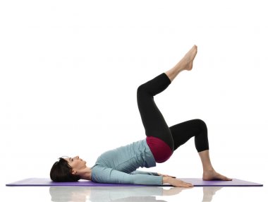 Anne kadın doğum sonrası egzersiz yaparken egzersiz. Kadın fitness eğitmeni bacaklar spor ve Egzersiz Egzersizler tutar.