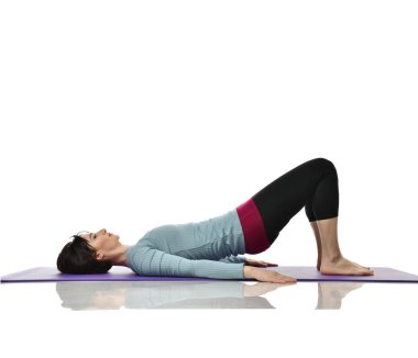 Anne kadın doğum sonrası egzersiz yaparken egzersiz. Kadın fitness eğitmeni bacaklar spor ve Egzersiz Egzersizler tutar.