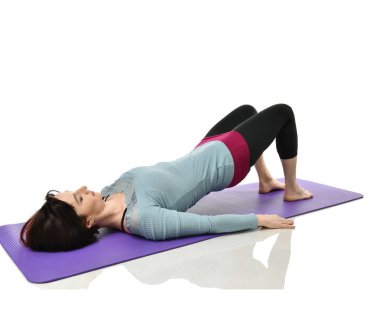 Anne kadın doğum sonrası egzersiz yaparken egzersiz. Kadın fitness eğitmeni bacaklar spor ve Egzersiz Egzersizler tutar.