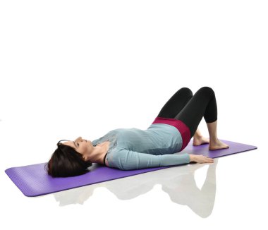 Anne kadın doğum sonrası egzersiz yaparken egzersiz. Kadın fitness eğitmeni bacaklar spor ve Egzersiz Egzersizler tutar.