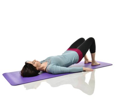 Anne kadın doğum sonrası egzersiz yaparken egzersiz. Kadın fitness eğitmeni bacaklar spor ve Egzersiz Egzersizler tutar.