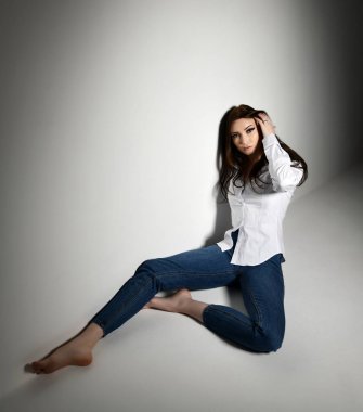 ilham verici ceket ve kış poz hipster kadın siyah beyaz resim çizme 