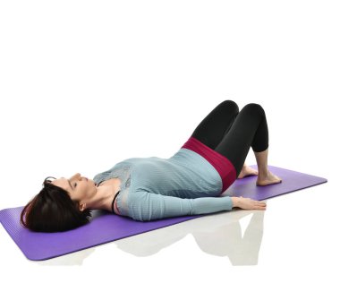 Anne kadın doğum sonrası egzersiz yaparken egzersiz. Kadın fitness eğitmeni bacaklar spor ve Egzersiz Egzersizler tutar.