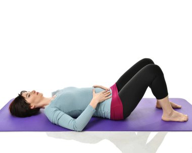 Anne kadın doğum sonrası egzersiz yaparken egzersiz. Kadın fitness eğitmeni bacaklar spor ve Egzersiz Egzersizler tutar.