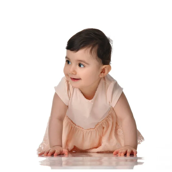 8 meses bebé bebé bebé niña niño pequeño arrastrándose en vestido pensando feliz riendo aislado —  Fotos de Stock