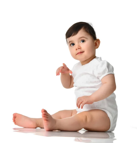 9 Monate Säugling Säugling Baby Mädchen Kleinkind sitzt in weißem Hemd zeigt mit dem Finger isoliert auf einem weißen — Stockfoto