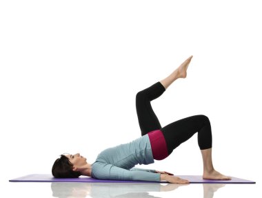 Anne kadın doğum sonrası egzersiz yaparken egzersiz. Kadın fitness eğitmeni bacaklar spor ve Egzersiz Egzersizler tutar.