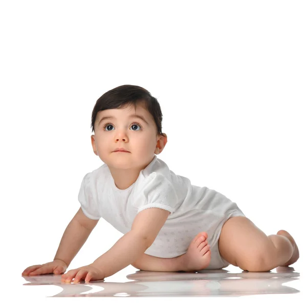 9 ay bebek çocuk bebek kız yürümeye başlayan çocuk beyaz gömlek izole oturma — Stok fotoğraf
