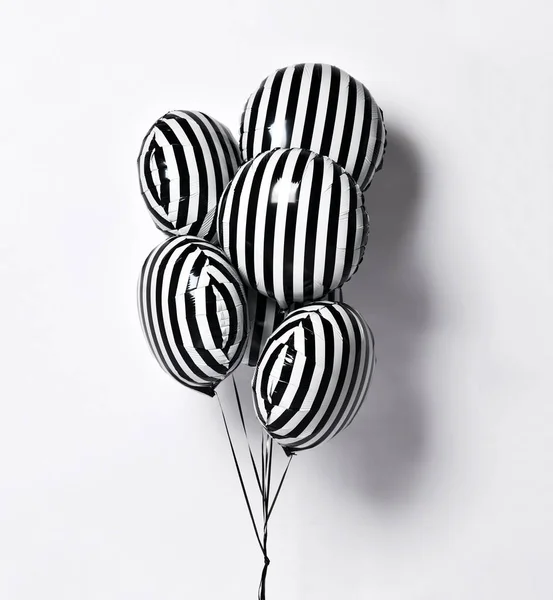 Ramo de grandes blanco y negro con rayas globos objeto para fiesta de cumpleaños en gris —  Fotos de Stock