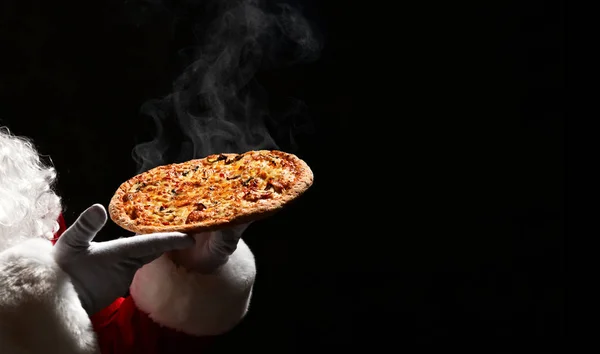 Mutlu Noel Baba 'nın elinde fotokopi alanı ile birlikte büyük, sıcak bir pizza var. Yeni yıl ve Xmas fast food — Stok fotoğraf