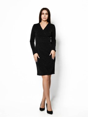 Sonbahar esmer elbisesi içinde ince, güzel bir kadın model. Vücudunun tamamını büyüten kameraya bakıyor.