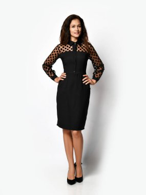 Sonbahar esmer elbisesi içinde ince, güzel bir kadın model. Vücudunun tamamını büyüten kameraya bakıyor.