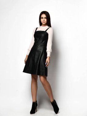 Sonbahar esmer elbisesi içinde ince, güzel bir kadın model. Vücudunun tamamını büyüten kameraya bakıyor.