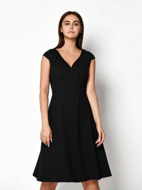 Sonbahar esmer elbisesi içinde ince, güzel bir kadın model. Vücudunun tamamını büyüten kameraya bakıyor.