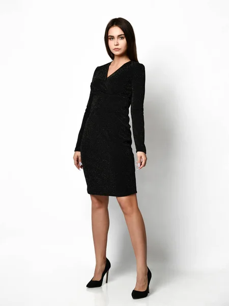 Vékony szépség női modell egy őszi sötét hosszú ruha nézi a kamera teljes test növekedését — Stock Fotó