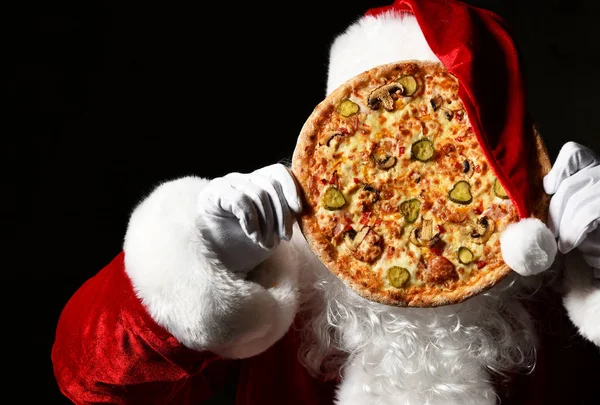 Mutlu Noel Baba, koca lezzetli pizzayı gözünün önünde tutuyor ve arkasında saklanıyor. Yeni yıl ve Mutlu Noeller — Stok fotoğraf