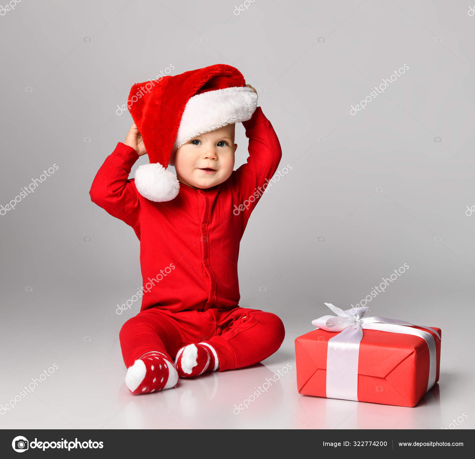 Фотосессия с малышом на новый год. Малыш в шапке деда мороза. Сказочная новогодняя фотосессия дети. Детская новогодняя фотосессия. Радостный ребенок новый год.