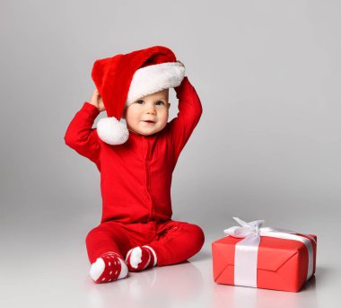 Noel Baba kostümlü küçük çocuk çocuk ve mutlu bir gülümseme yeni yıl partisini kutlamaya hazır.