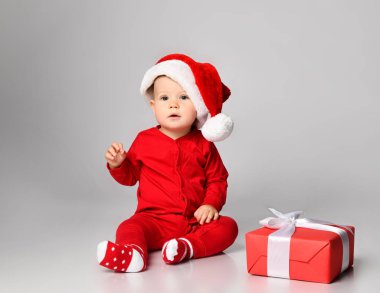 Noel Baba kostümlü küçük çocuk çocuk ve mutlu bir gülümseme yeni yıl partisini kutlamaya hazır.