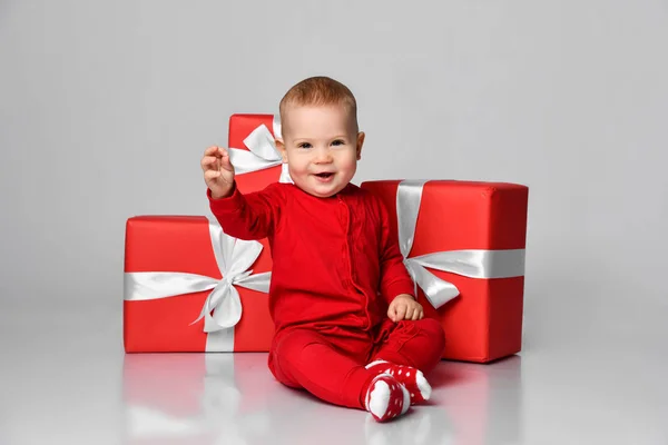 Μικρό παιδί αγόρι νήπιο σε Santa Claus χριστουγεννιάτικο κοστούμι και καπέλο χαρούμενος χαμογελαστός έτοιμος να γιορτάσει το κόμμα του νέου έτους — Φωτογραφία Αρχείου
