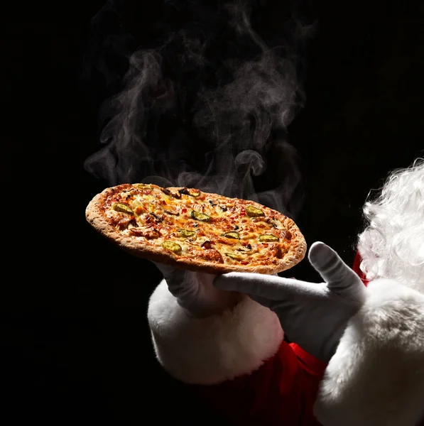 Mutlu Noel Baba 'nın elinde fotokopi alanı ile birlikte büyük, sıcak bir pizza var. Yeni yıl ve Xmas fast food — Stok fotoğraf