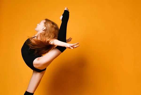 Young sport woman gymnastics doing jumping fitness exercise at sport gym jump on yellow — Stock Photo, Image