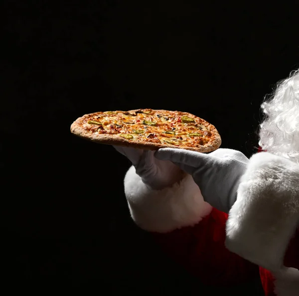 Babbo Natale tiene la pizza saporita calda grande che offre, dando, consegnando. Anno nuovo e fast food di Natale — Foto Stock