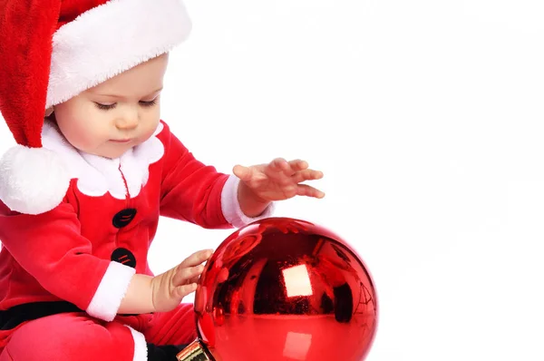 Kisgyerek fiú csecsemő télapó Claus karácsonyi jelmez és kalap boldog mosolygós piros ajándék labda fenyő dekoráció készen áll, hogy megünnepeljük — Stock Fotó