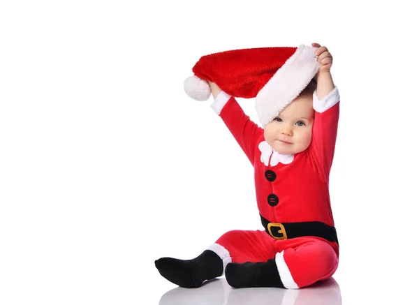Petit enfant garçon tout-petit en costume de Noël santa claus et chapeau heureux souriant avec décoration de sapin boule cadeau rouge prêt à célébrer — Photo