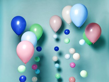 Bir grup siyah beyaz çizgili balon beyaz arka planda izole edilmiş bir doğum günü partisi için nesne