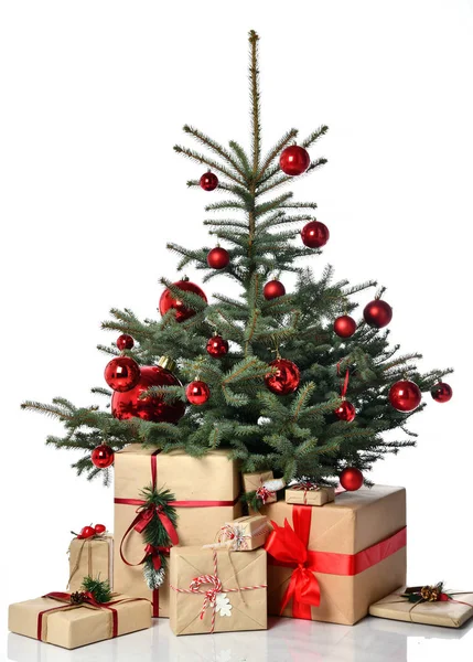 Χριστουγεννιάτικο δέντρο διακοσμημένο με κόκκινες μπαλίτσες στολίδι και τέχνη παρουσιάζει δώρα για το νέο έτος Χριστούγεννα — Φωτογραφία Αρχείου