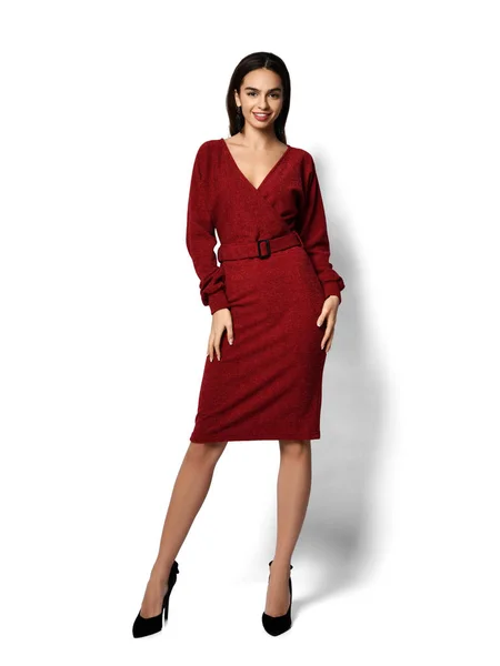 Молода красива жінка позує в новій моді випадкова темно-фіолетова червона зимова сукня щаслива усміхнена ходьба — стокове фото